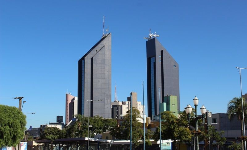 Foto de Claiton Moraes.  O Central Park foi inaugurado em novembro de 1997, edificado no coração de Cascavel e as “Torres Gêmeas” tornaram-se um ponto de referência e cartão de visita da cidade em localização privilegiada e de fácil acesso. Suas linhas arquitetônicas, em um projeto voltado ao equilíbrio das formas e cores, combinam sensibilidade e bom gosto. 