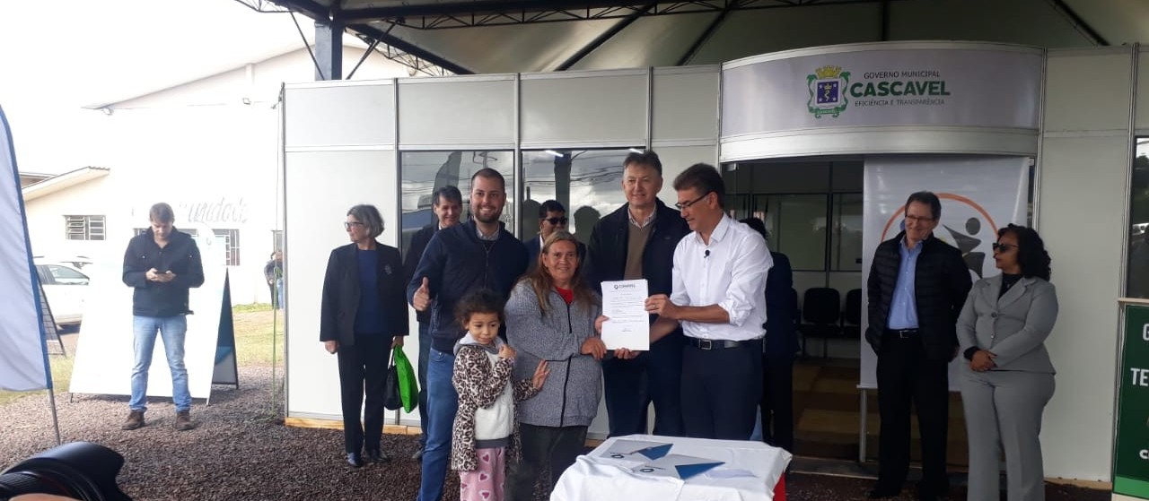 Moradores da região Sul recebem termo de quitação da Cohavel