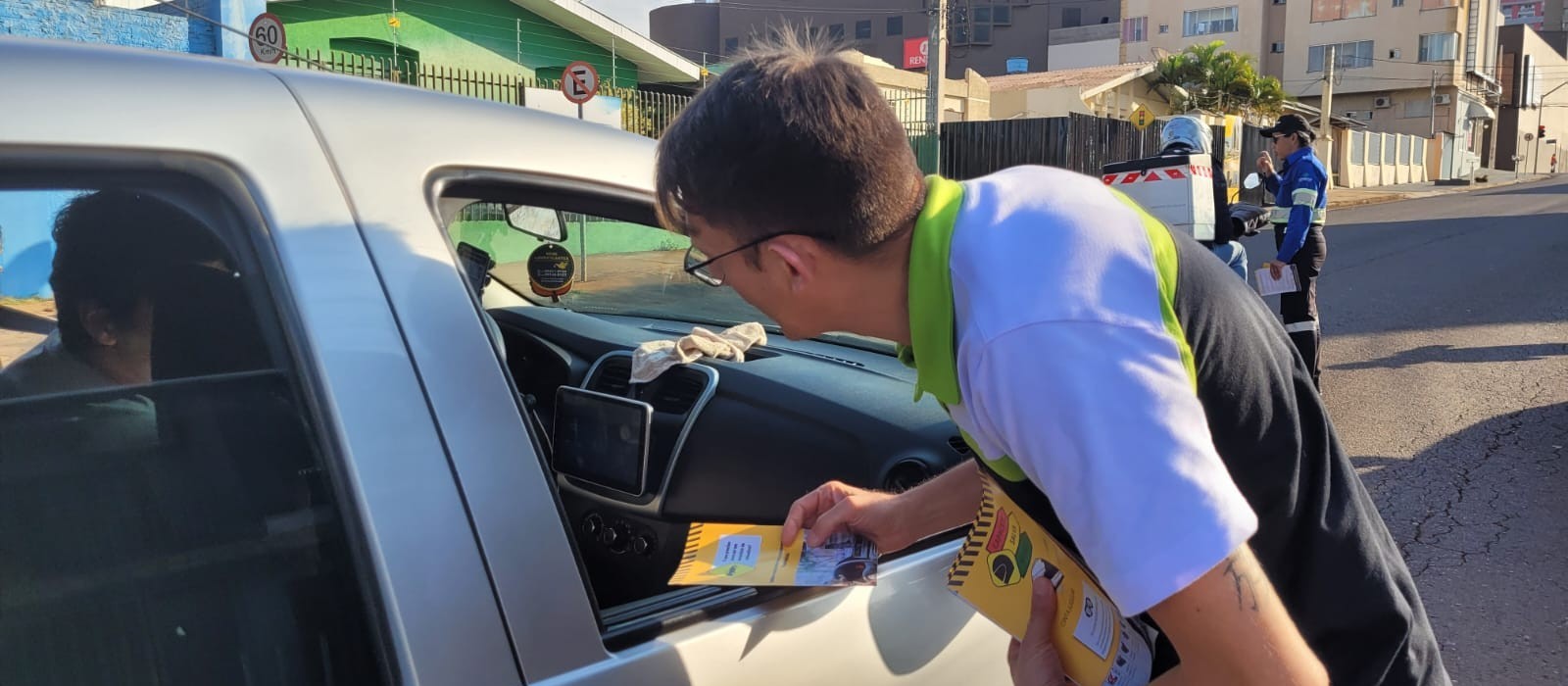 Em blitze educativas, Transitar convida motoristas de aplicativos para regularização até 31 de agosto 