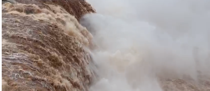 Passarela do lado argentino é arrastada pela força da água 