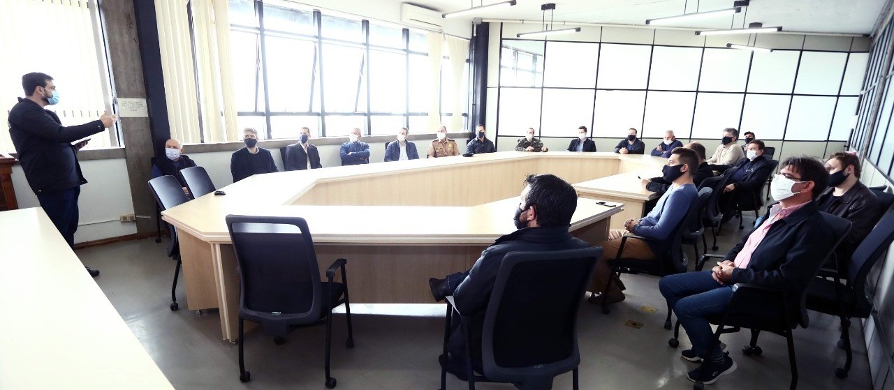 Prefeito se reúne com entidades para discutir novas medidas de combate ao coronavírus