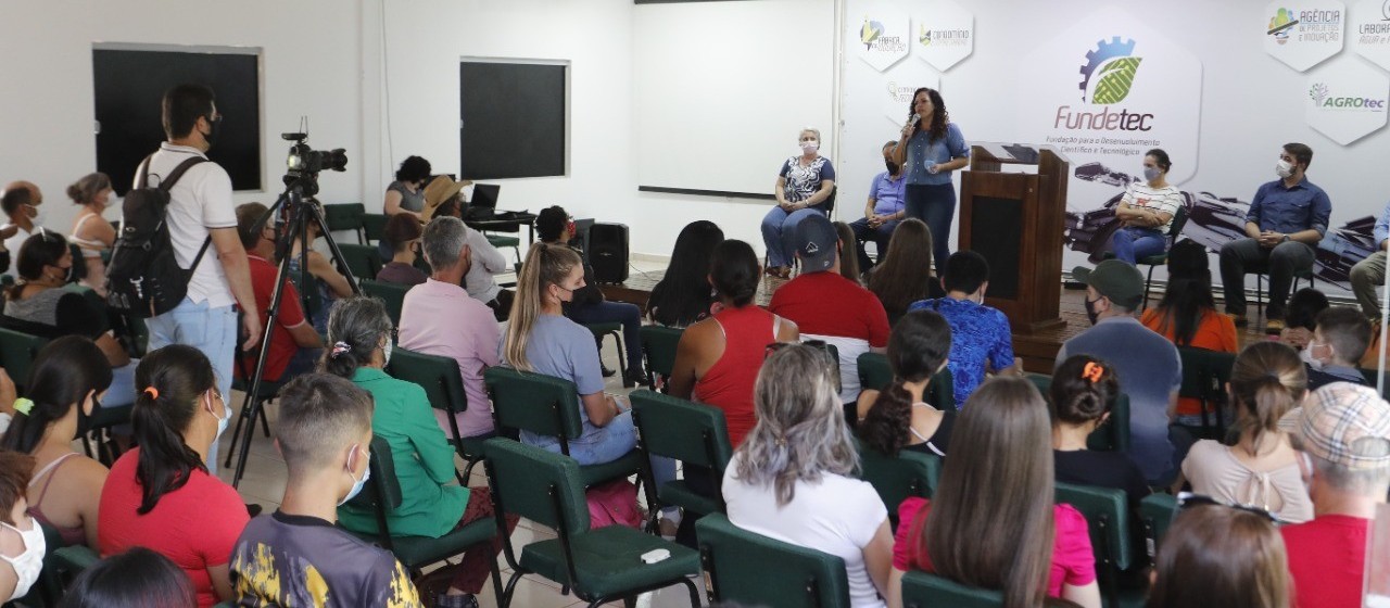 Pais e alunos conhecem estrutura da Escola de Agroinovação