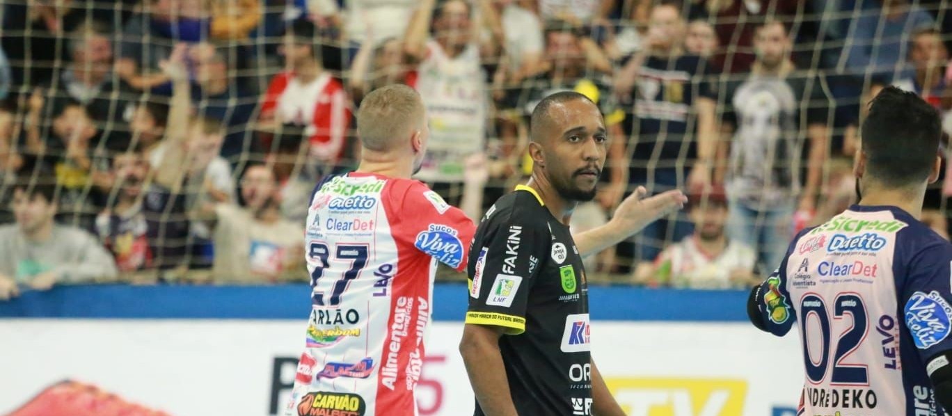 Cascavel Futsal é derrotado pelo Jaraguá em noite de arbitragem confusa