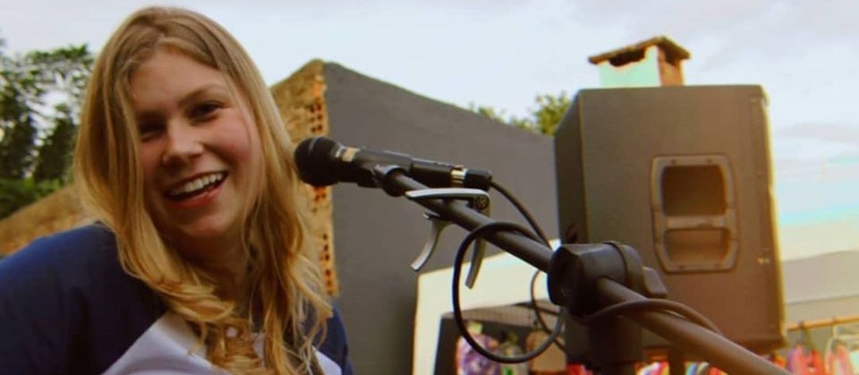 Música de cantora cascavelense repercute na internet: "Calma, o mundo precisa de pausa"