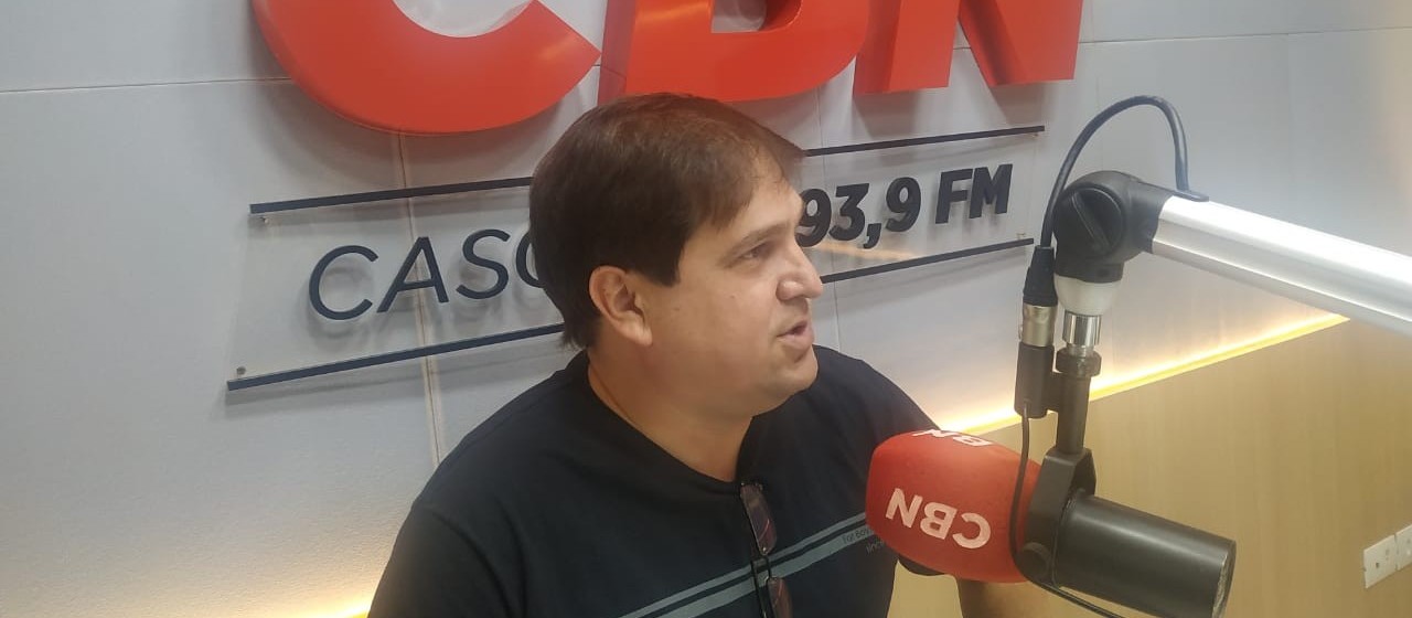 "Os atacantes Douglas Costa e Anderson Cavalo são os nossos novos reforços"