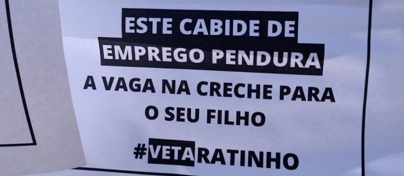 542 cabides pendurados em frente à Assembleia Legislativa fazem alusão à criação de cargos comissionados