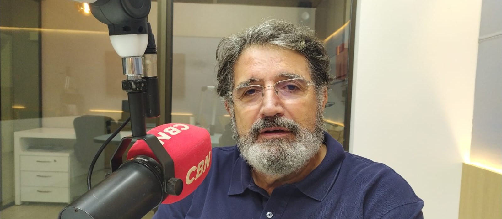 "Hoje, nós temos 609 médicos cooperados e estamos com 99 mil beneficiários", diz Fettback