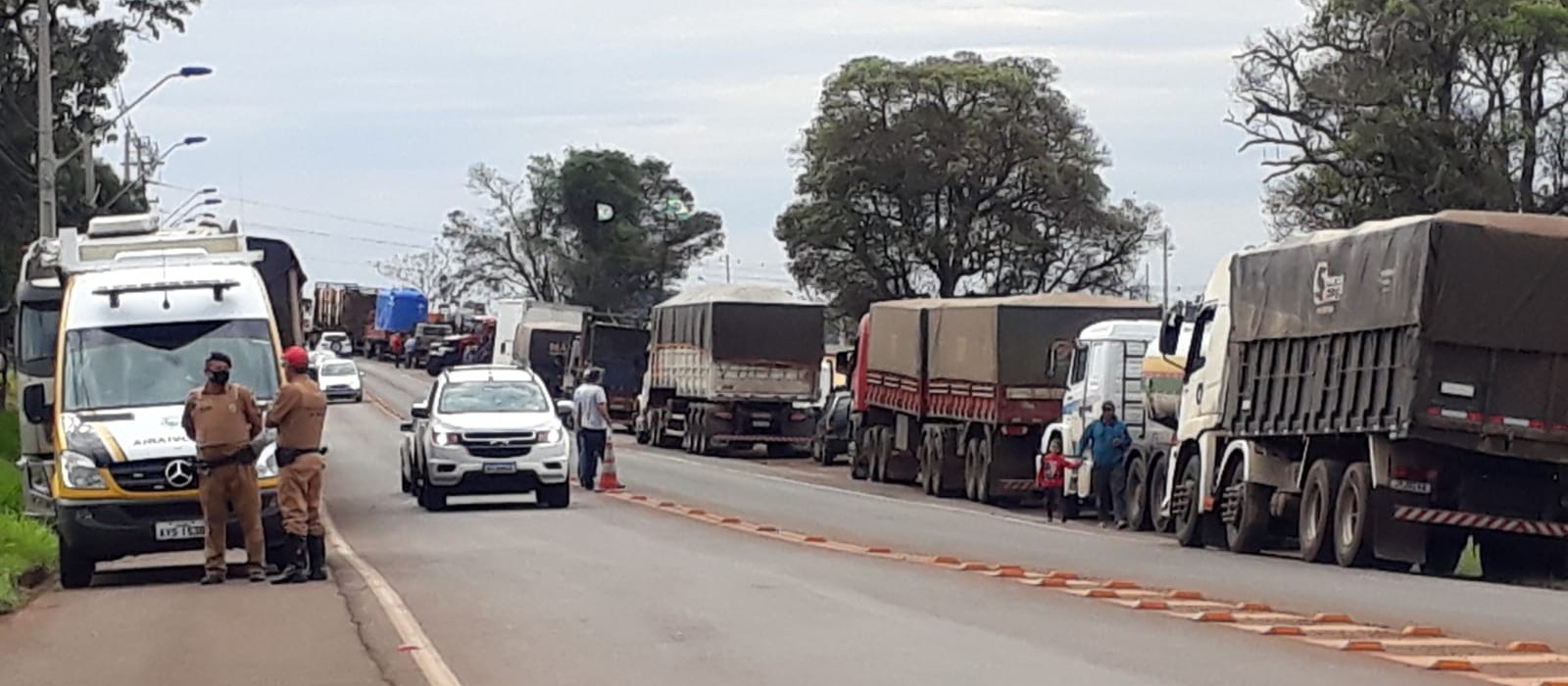 Caminhoneiros realizam manifestação na BR-467