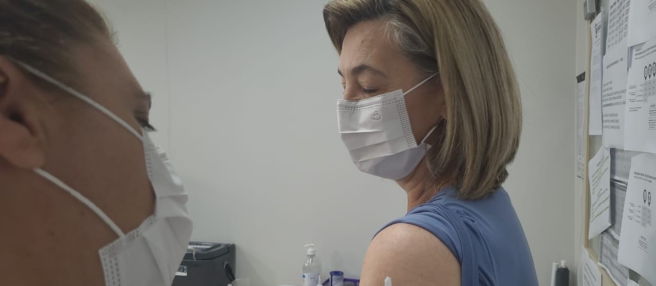 Idosos com mais de 60 anos recebem vacinação bivalente em Cascavel
