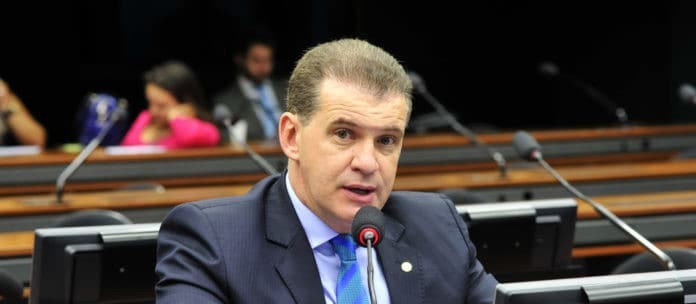 "Temos que pensar em uma política macro, se o Brasil vai bem, o Paraná vai bem", diz deputado