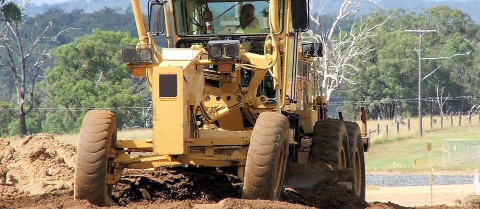 Prefeito e secretário municipal de Agricultura assinam ordem de compra para aquisição de motoniveladoras