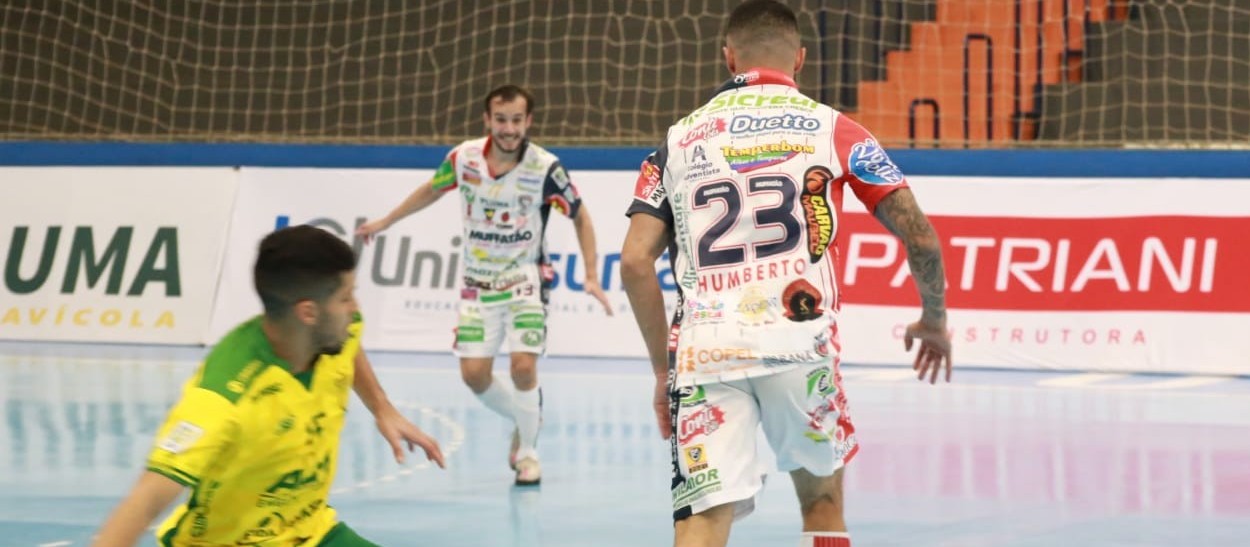 Cascavel futsal goleia e segue firme na liderança
