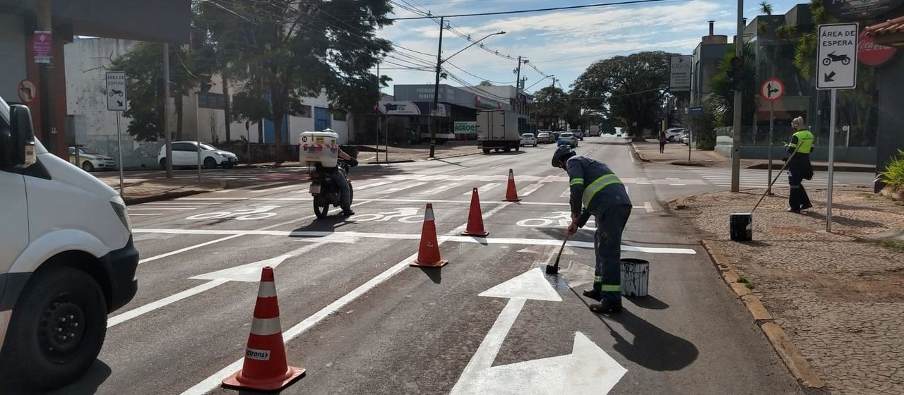 Ação educativa apresenta projeto-piloto de nova sinalização com "área de espera" para motos em semáforos