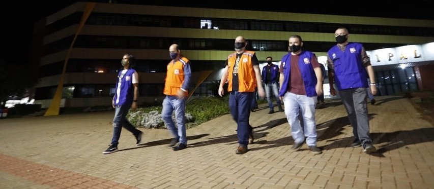 Agentes da prefeitura de Cascavel realizam fiscalização de orientação
