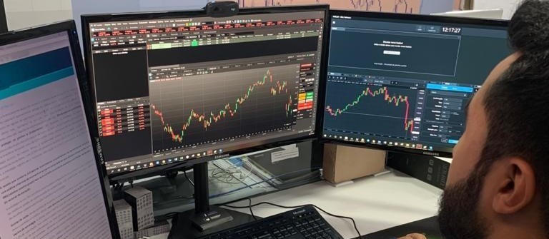 "O dólar segue como opção de compra", diz Medina