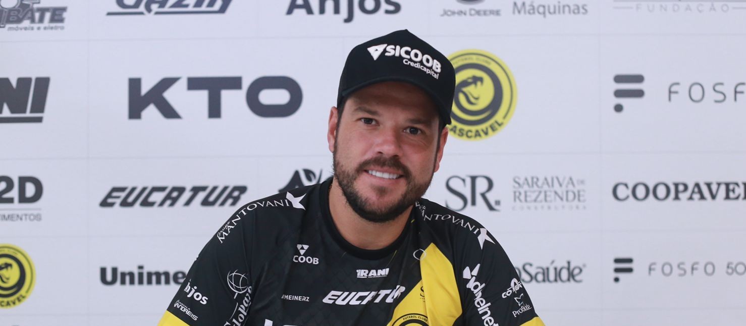 Meia Tiago Luiz, ex- Santos, é o mais novo reforço da Serpente 