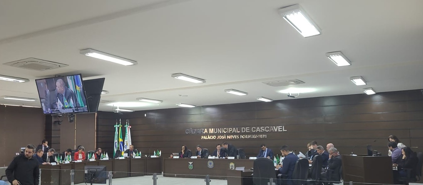 Vereadores recuam e Prefeito veta 13º salário e aumento de cadeiras em Cascavel