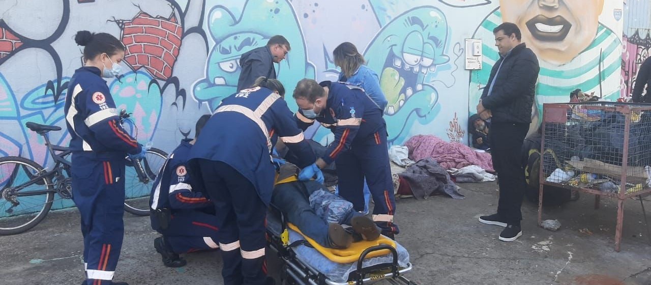 Com acompanhamento médico, é realizado o primeiro internamento involuntário de morador em situação de rua