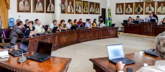 Quatro maiores universidades do Paraná decidem no domingo sobre suspensão das aulas em razão do coronavírus