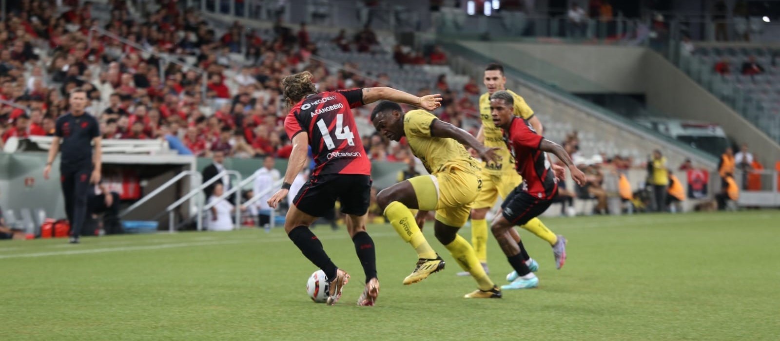 Cascavel faz bom jogo em Curitiba, mas perde para o Athletico por 1x0