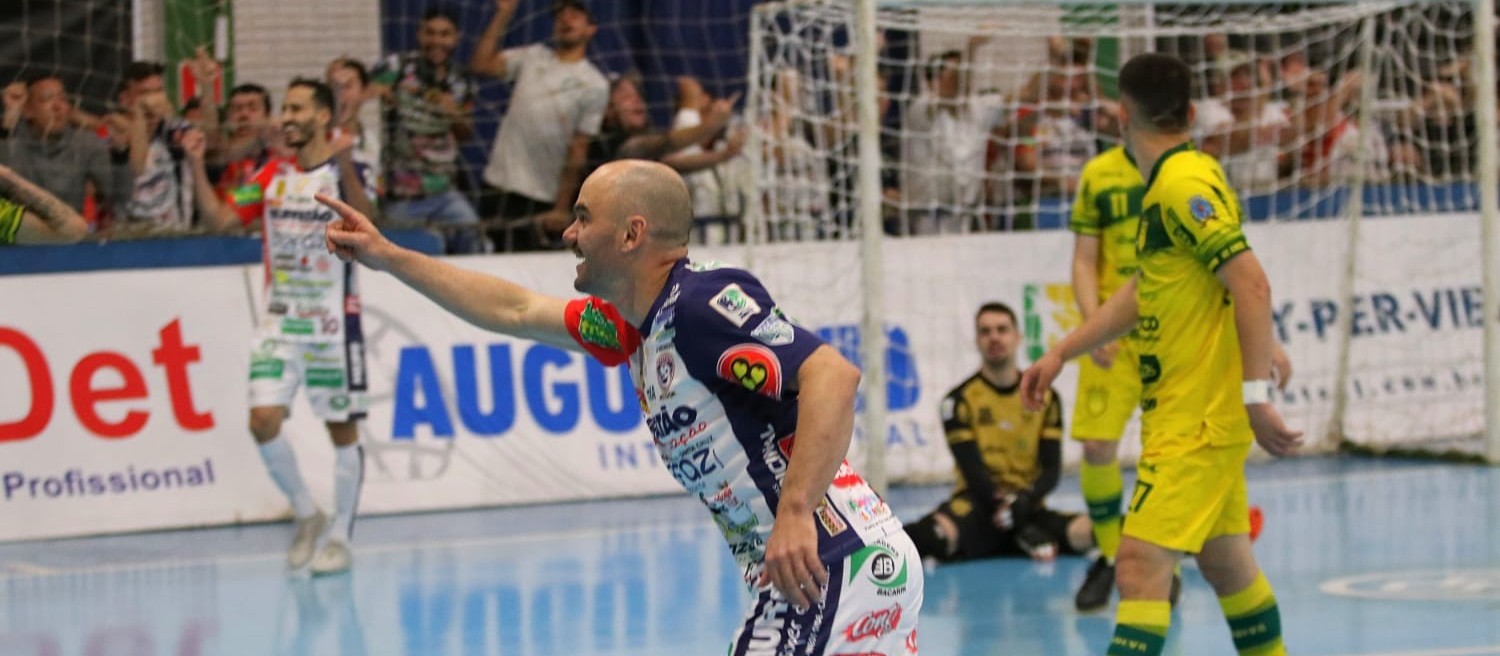 Cascavel Futsal vence no tempo normal e na prorrogação e está nas quartas de final