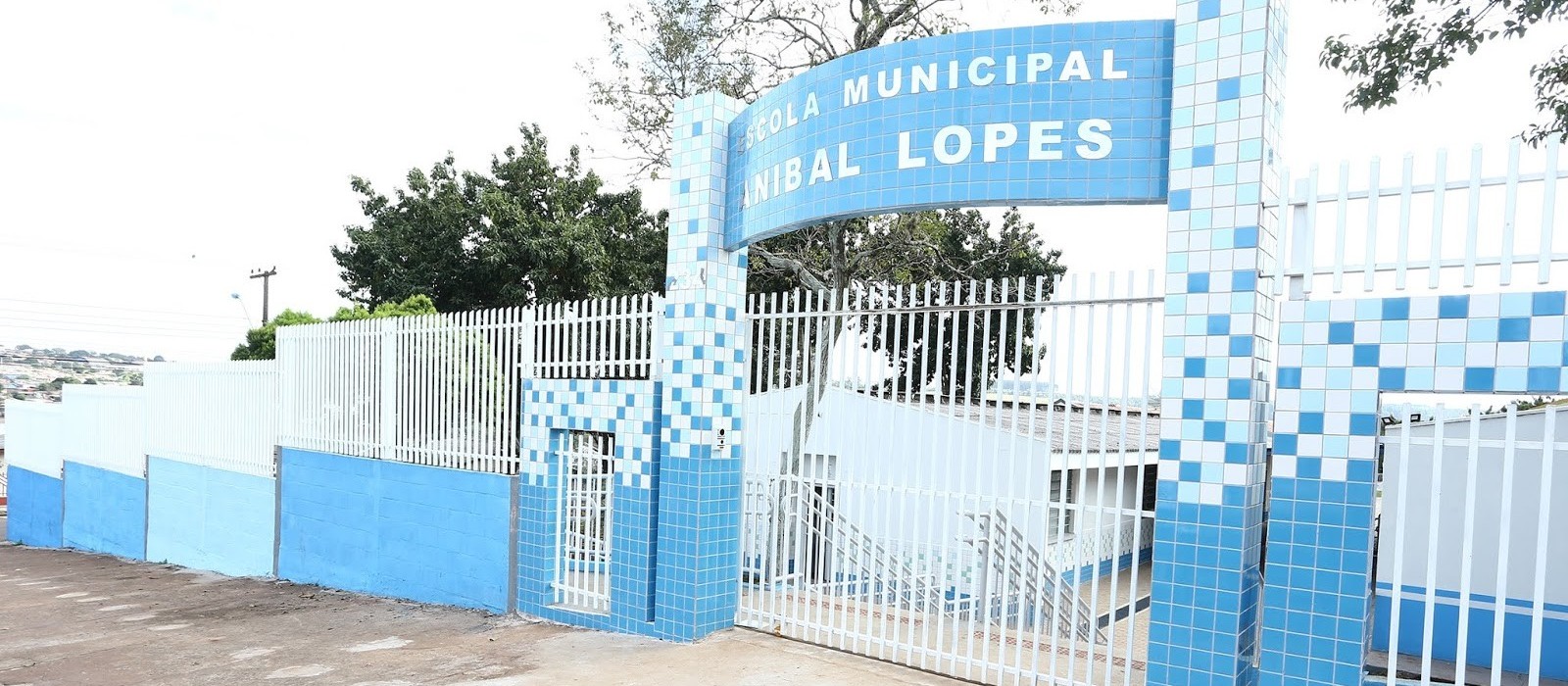 Prefeito assina duas das ordens de serviço importantes para a rede municipal de Educação