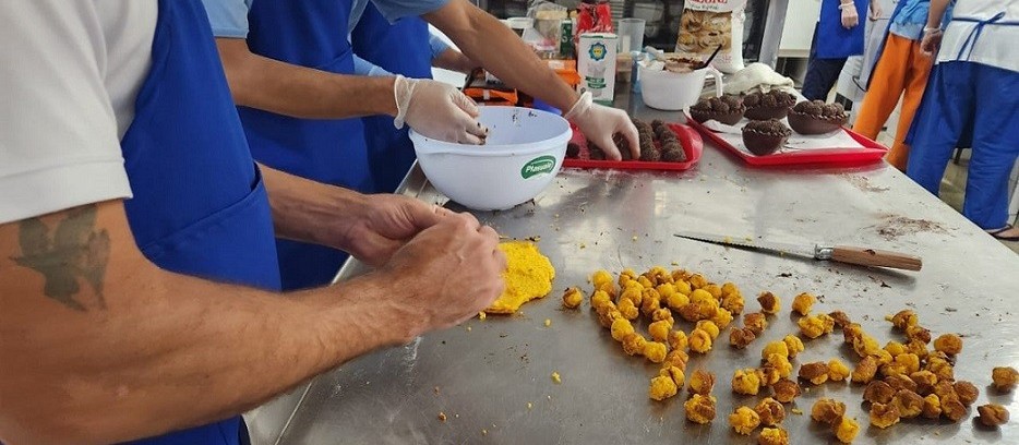Curso voltado para confeitaria de páscoa qualifica pessoas privadas de liberdade em Cascavel