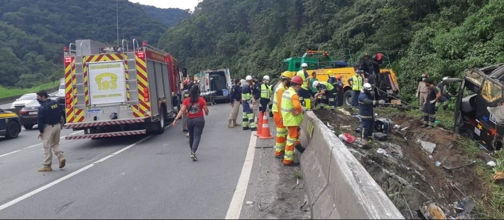 Ao menos 19 morrem em acidente com ônibus na BR-376