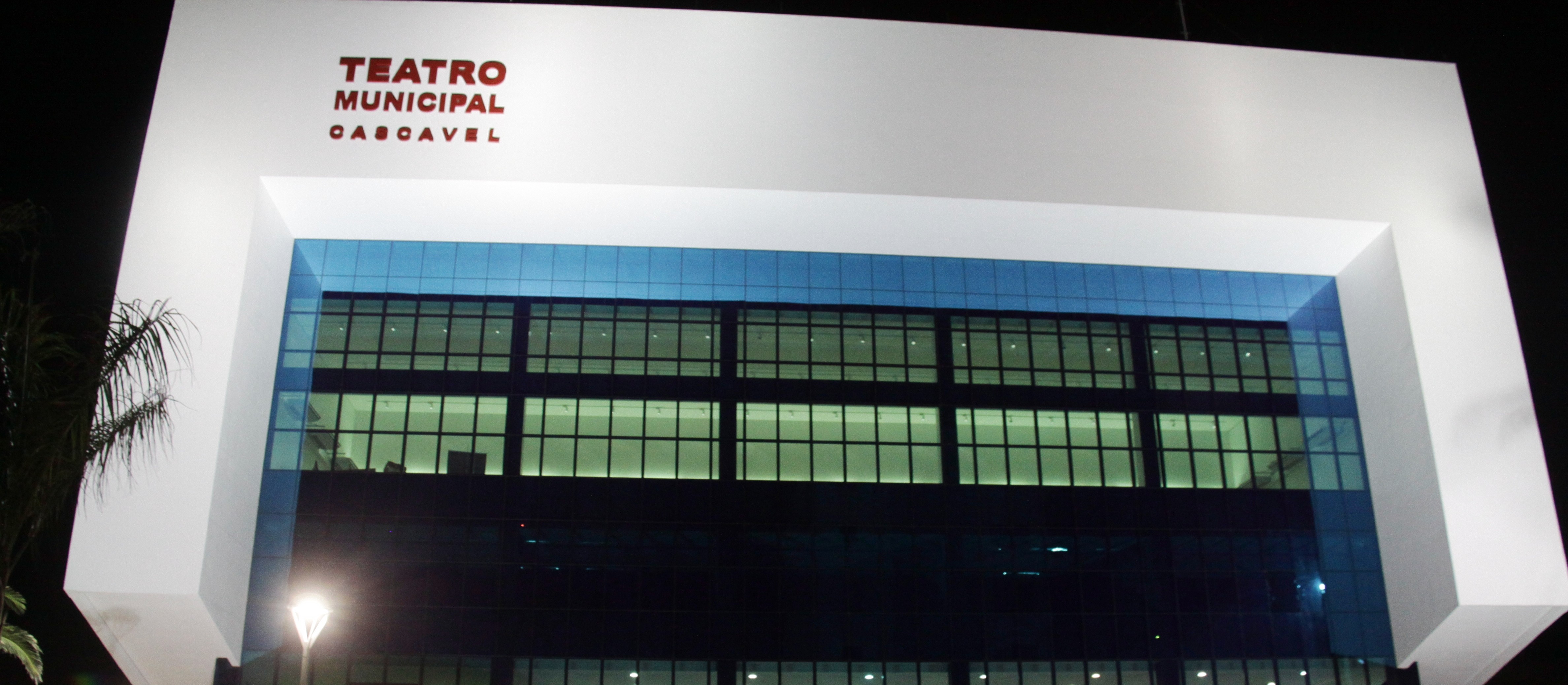 Três empresas são habilitadas na abertura da licitação para a reforma no teatro