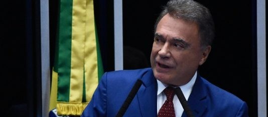 "Famíliocracia deve ser substituita pela meritocracia", diz senador 
