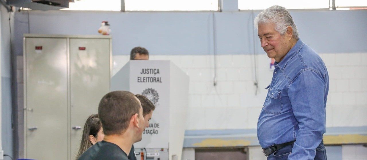 Requião vota na região central de Curitiba 