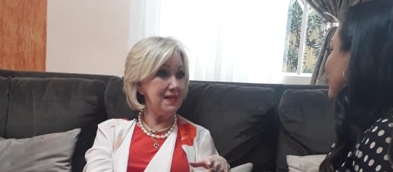 "Experiência da mesa é o único lugar que podemos ficar face a face, olho no olho", diz Devi Titus