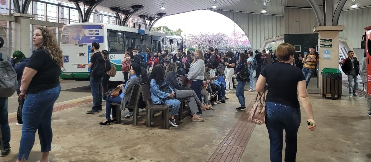 Transitar realiza ação de orientação sobre respeito aos idosos no transporte público 