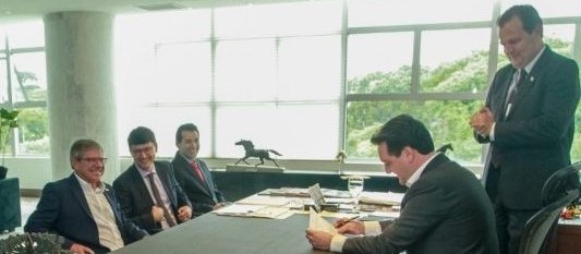 Reitor eleito da Unioeste é nomeado pelo governador Ratinho Júnior