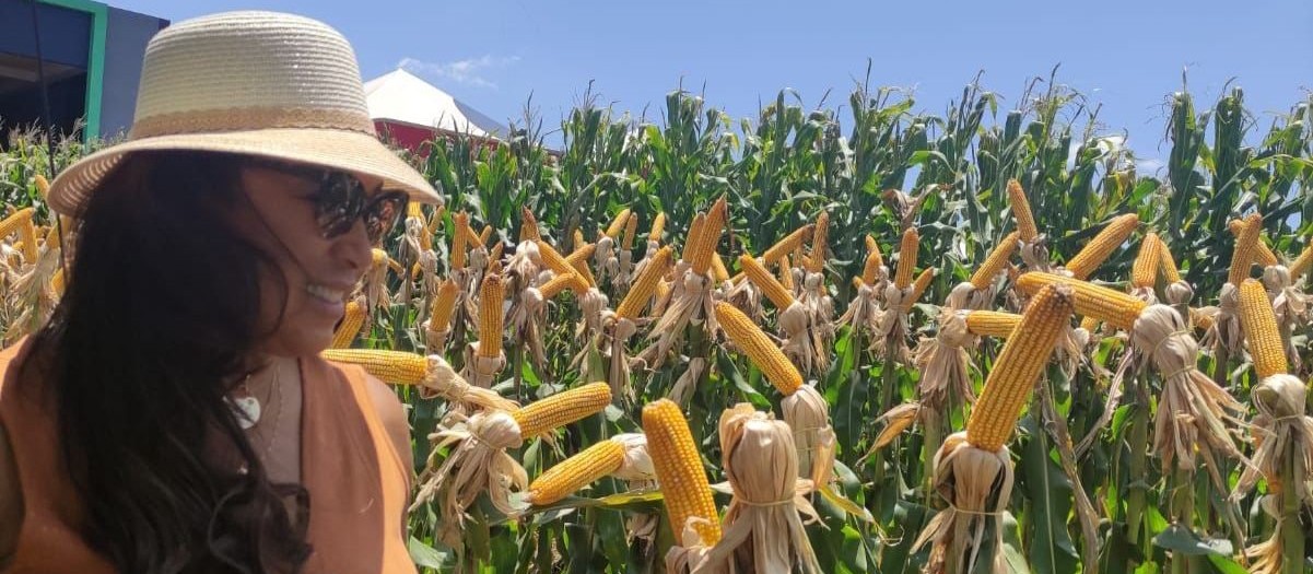 Representante da Academia de Liderança das Mulheres do Agronegócio do Paraguai conhece o Show Rural
