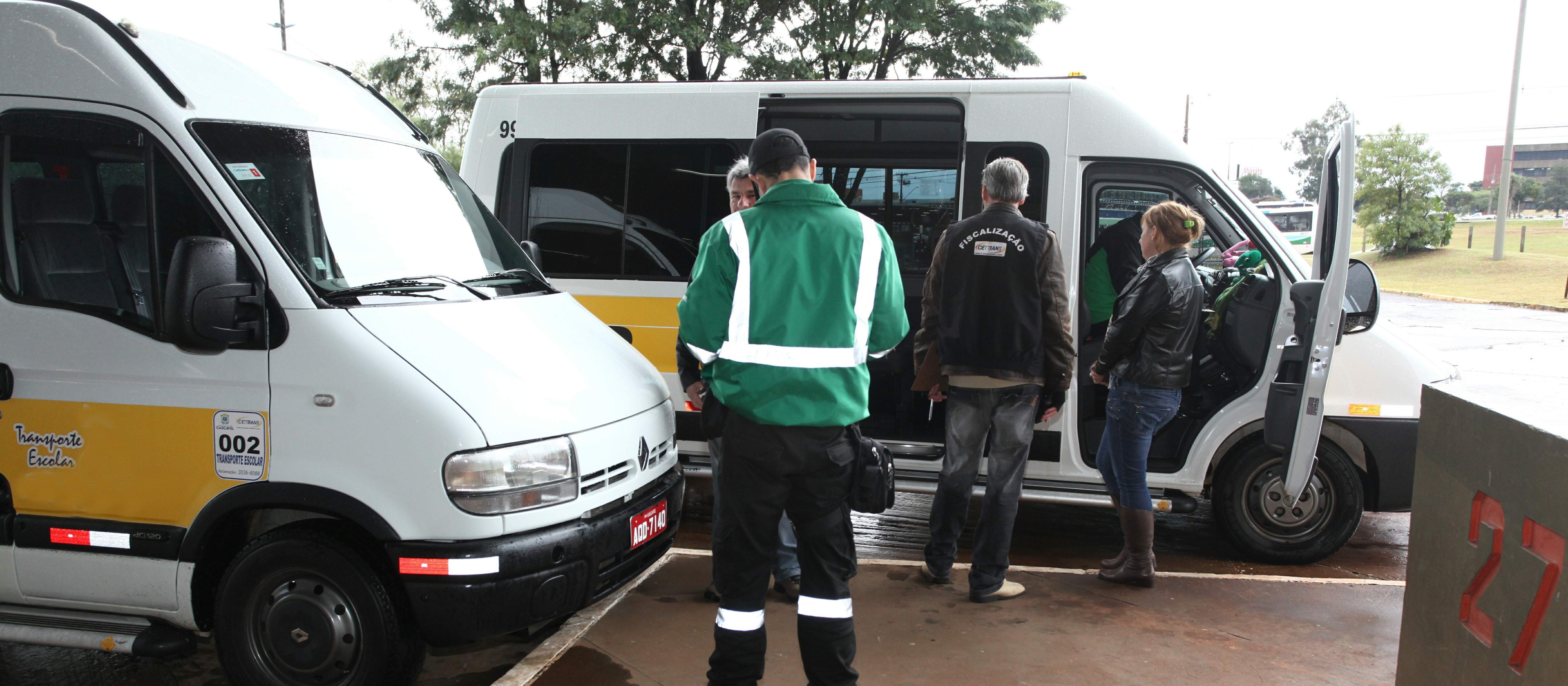 Vans escolares passam a fazer transportar de passageiros que não podem utilizar transporte público