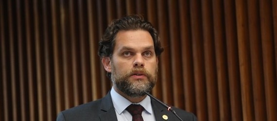 Deputado defende aumentar prazo da licença-paternidade de 5 para 20 dias no Governo do Estado e Assembleia Legislativa