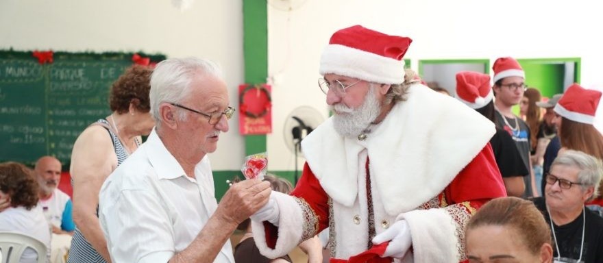 Papai Noel leva alegria para a Cidade do Idoso