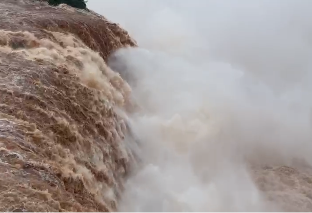 Passarela do lado argentino é arrastada pela força da água 