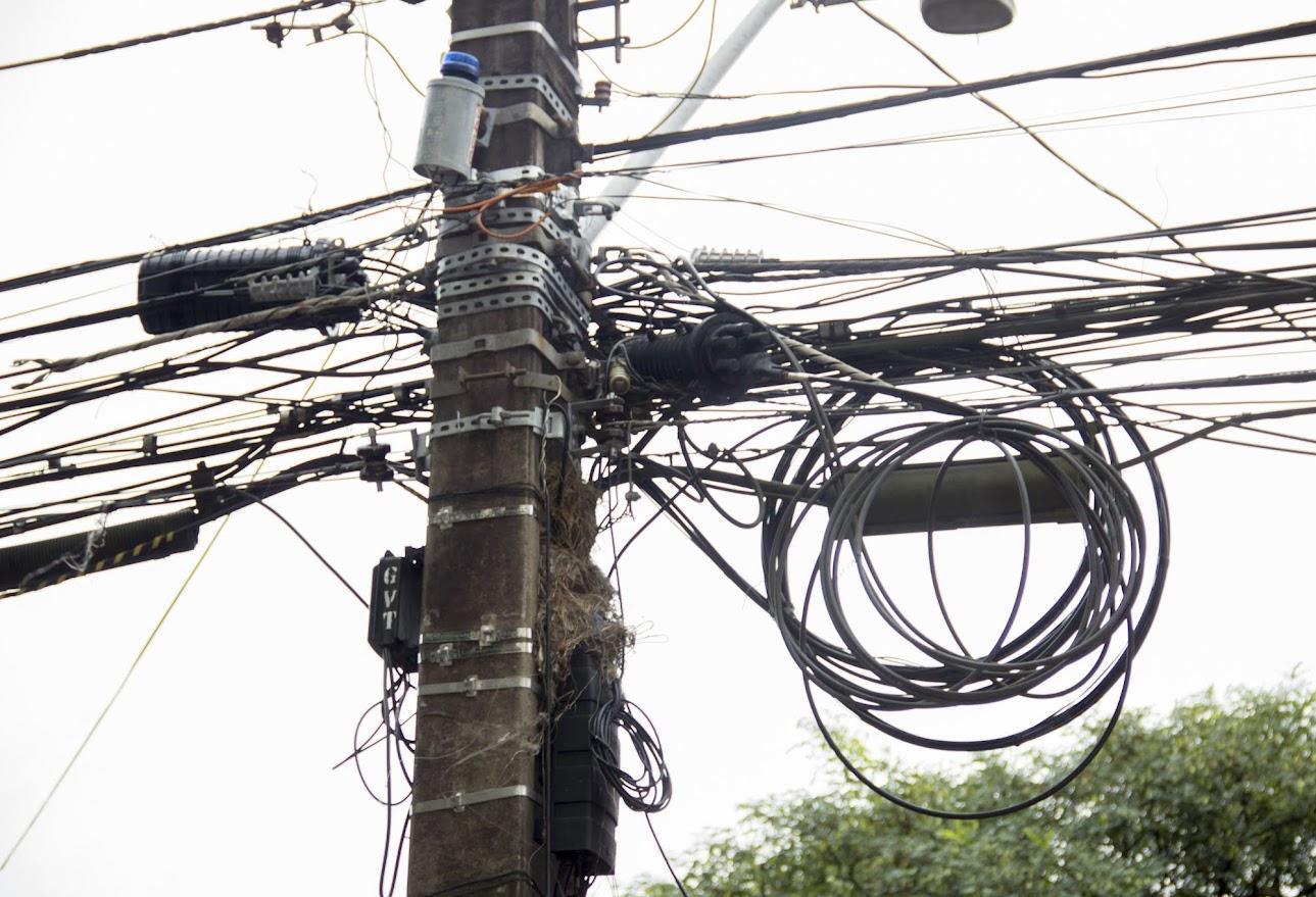 Copel realiza retirada de fiação irregular em Cascavel