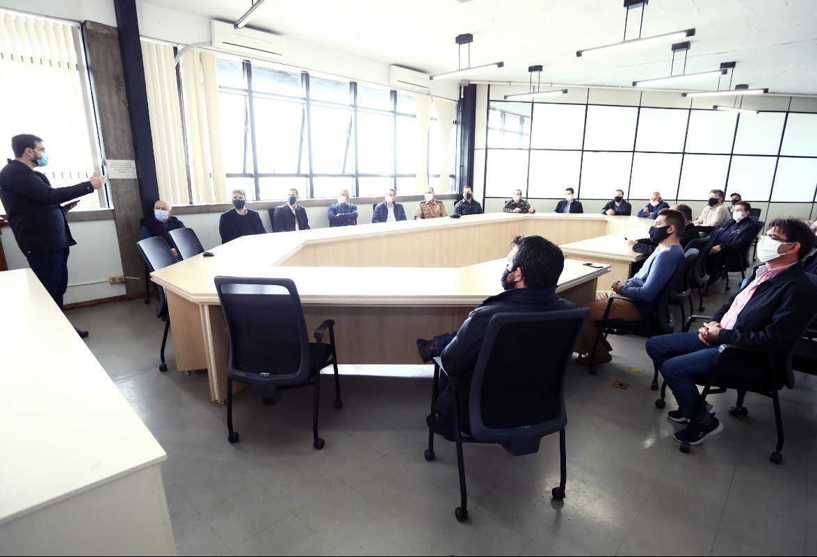 Prefeito se reúne com entidades para discutir novas medidas de combate ao coronavírus