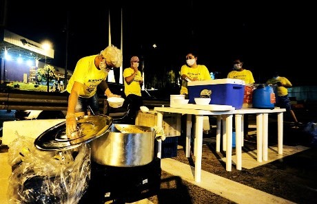 Paraguaios barrados na ponte contam com a solidariedade de brasileiros