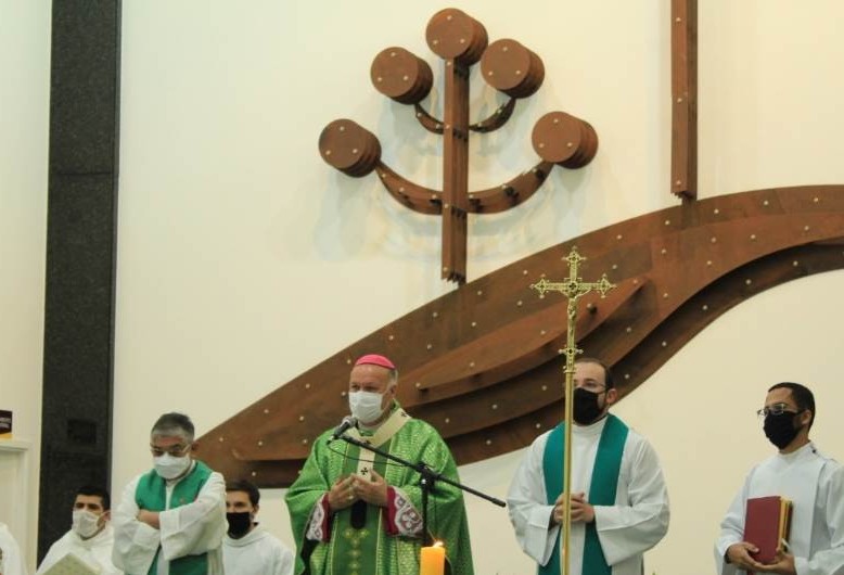 Dom Mauro celebra missa de ação de graças no aeroporto de Cascavel