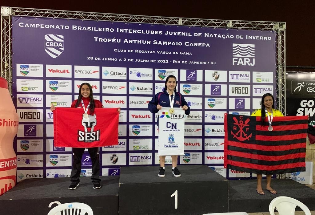 Nadadora iguaçuense conquista medalha de ouro em Campeonato Brasileiro Juvenil