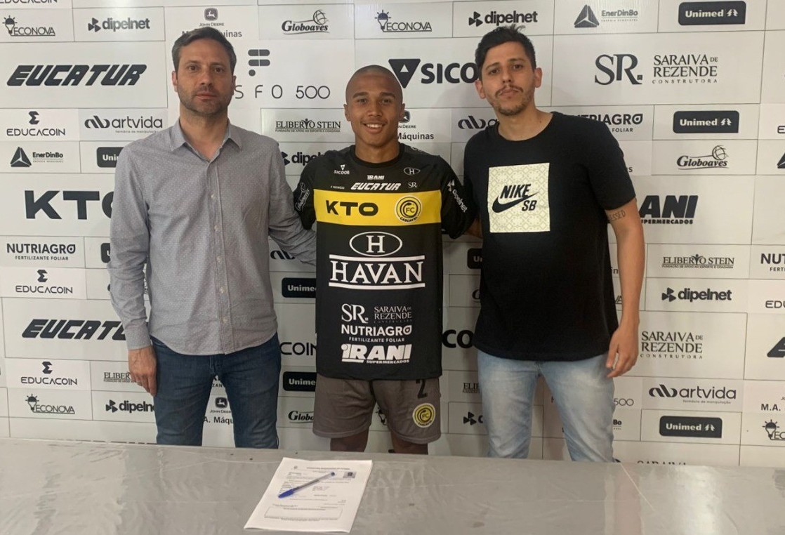 Pedrinho, jogador de base do FC Cascavel assina o primeiro contrato profissional