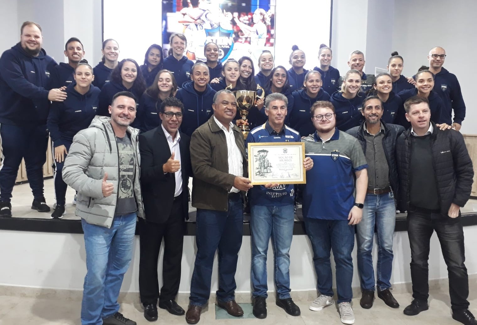 Stein recebe homenagem na prefeitura de Cascavel 