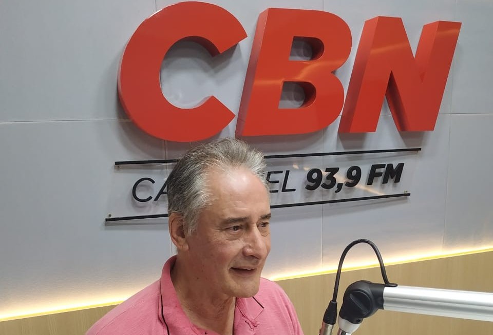 "Adversários políticos lutam pela minha queda, mas não estão conseguindo", diz Bueno