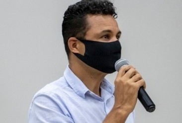 Fechamento: "Das 18h de sábado até às 5h da manhã de segunda-feira"