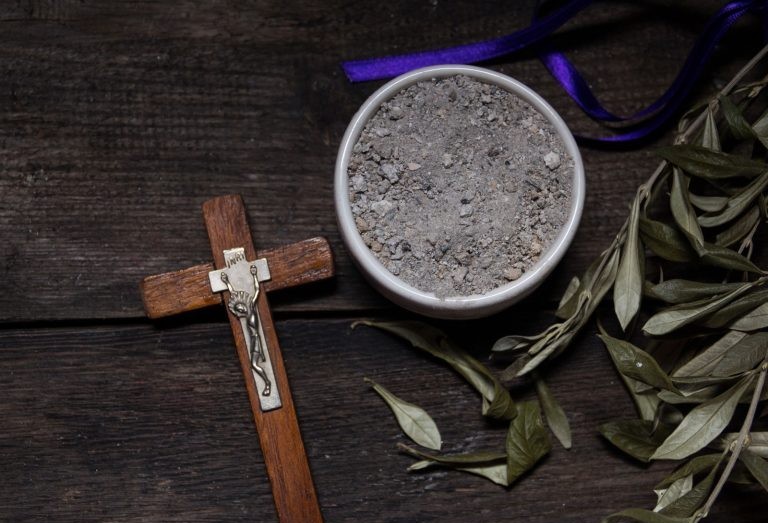 Católicos celebram a Quarta-feira de Cinzas