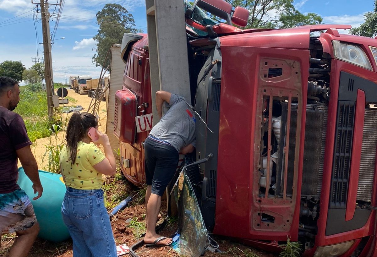 Caminhão tomba na BR -163